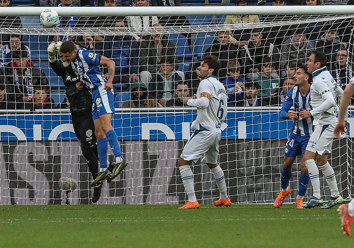 Sivera y Tenaglia despejan un balón.