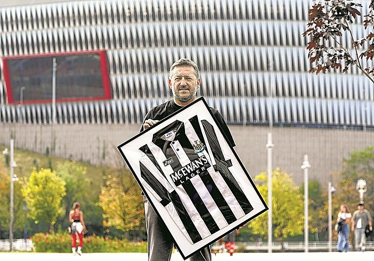 Oskar Tabuenka posa en Deusto con la camiseta enmarcada de Marc Hottiger.