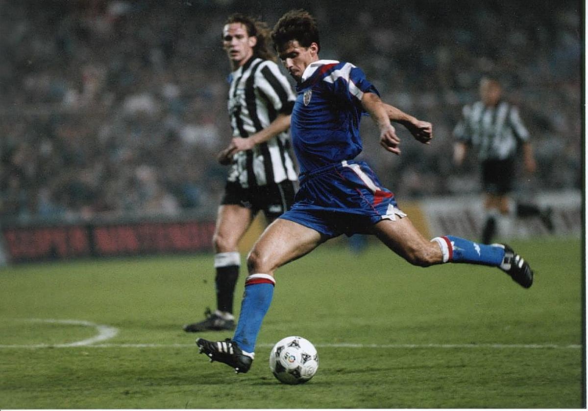 Ziganda se dispone a rematar en el gol que clasificó al Athletic.