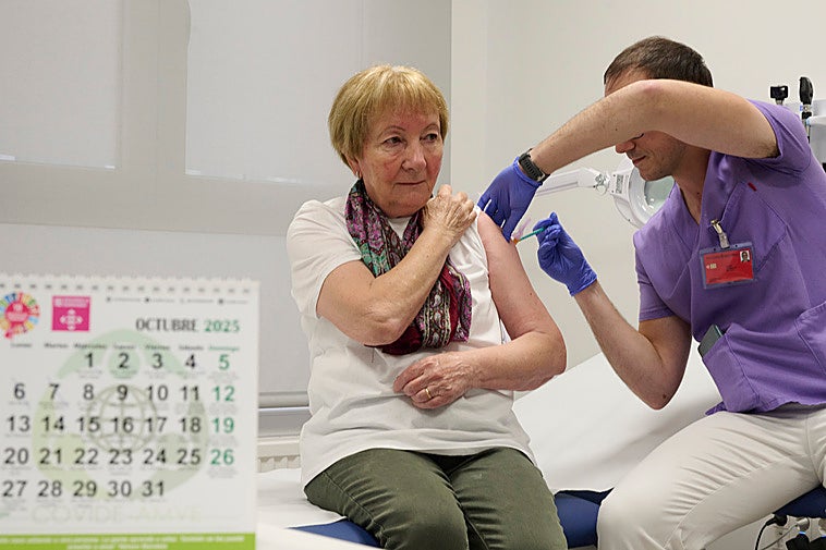 Una mujer se presta a vacunarse en un centro de salud vasco.