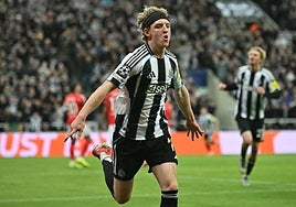 Anthony Gordon celebra un gol esta temporada.