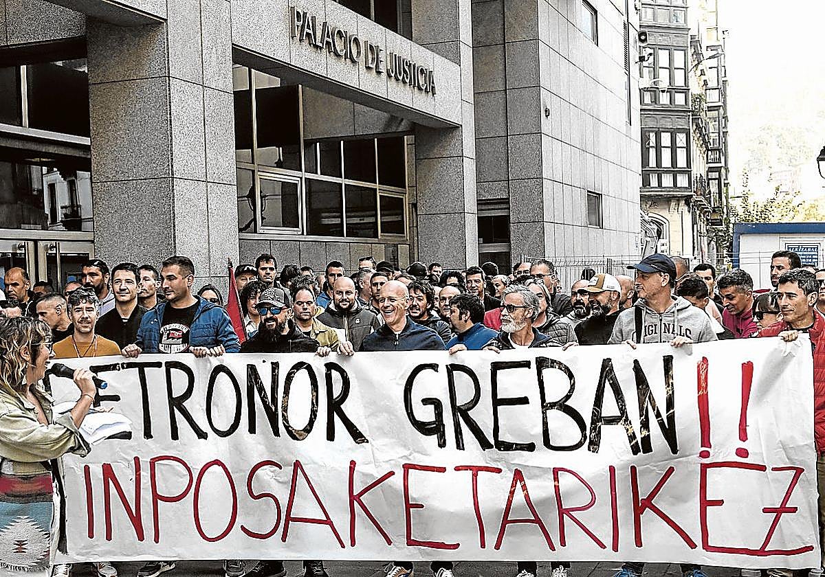 Los trabajadores de Petronor están en huelga indefinida desde el 25 de septiembre