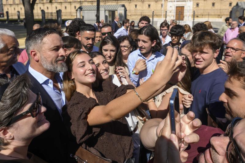 Abascal se retrata con simpatizantes en Sevilla.