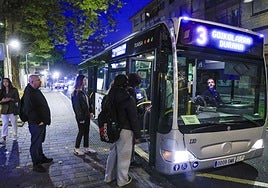 Usuarios del servicio público de autobuses de Vitoria.
