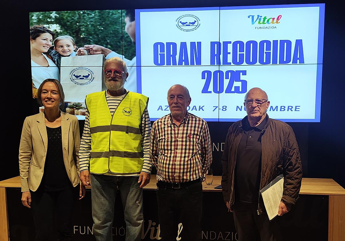Arantxa Ibáñez de Opacua, directora de Vital Fundazioa, David Muñoz, presidente del Banco de Alimentos en Álava, Luis María Barruso y Miguel Ángel Fernández de Matauco, responsables de la Gran Campaña de Recogida, durante la presentación de la campaña.