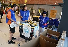 Voluntarios en un supermercado en la Gran Recogida de Primavera.