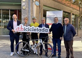 Unai Coco, organizador de la Bicicletada; Mónica Zuazaga, de Rural Kutxa; Igor Antón, exciclista; Marcos Muro, director de Deportes del Ayuntamiento; Álvaro López, presidente de DYA Bizkaia; e Ignacio Alday, director de Movilidad y Sostenibilidad del Ayuntamiento, durante la presentación este lunes.