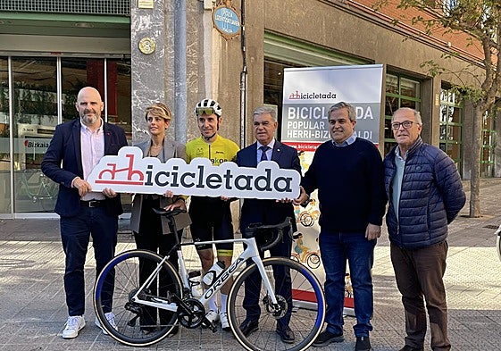 Unai Coco, organizador de la Bicicletada; Mónica Zuazaga, de Rural Kutxa; Igor Antón, exciclista; Marcos Muro, director de Deportes del Ayuntamiento; Álvaro López, presidente de DYA Bizkaia; e Ignacio Alday, director de Movilidad y Sostenibilidad del Ayuntamiento, durante la presentación este lunes.