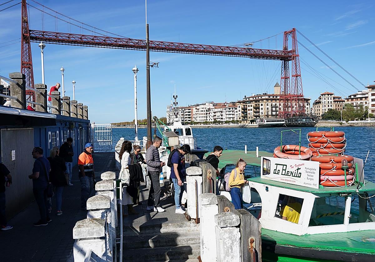 Los pasajeros acceden a uno de los dos botes que refuerzan este mes el servicio y que tienen aforo para cuarenta personas.
