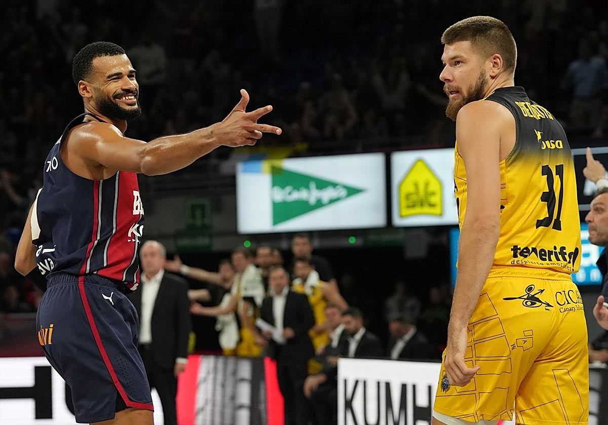 Cabarrot celebra con risa burlona un triple ante el excapitán azulgrana Giedraitis,