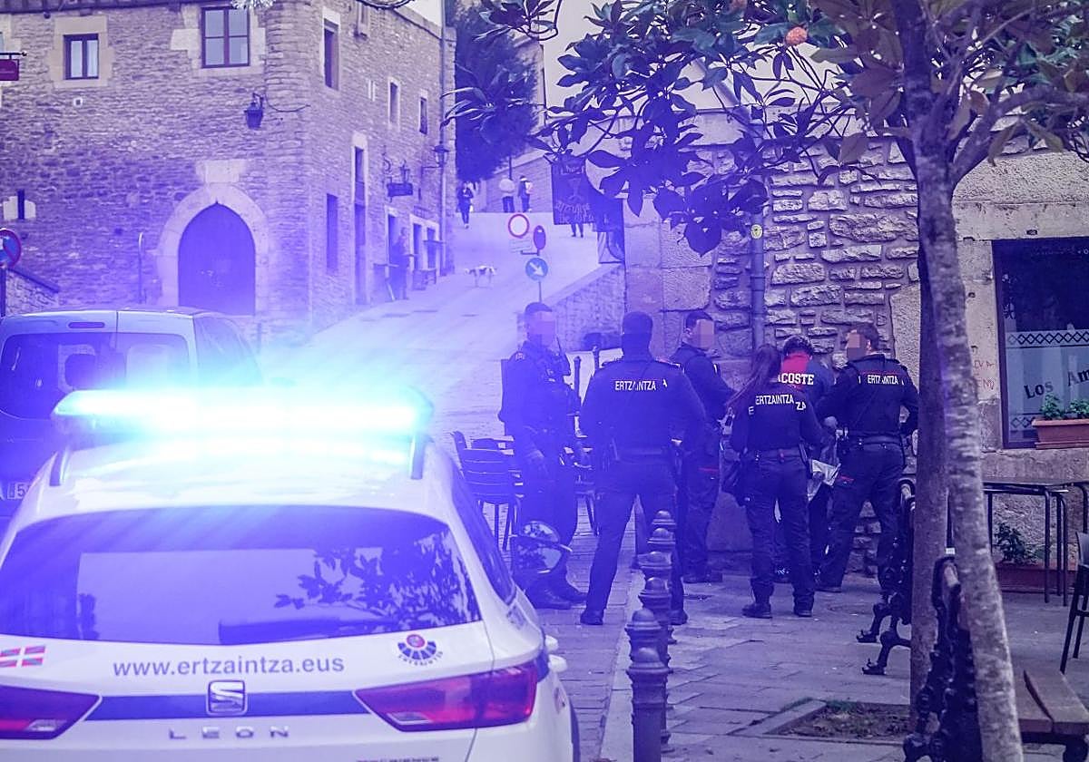 Agentes de la Ertzaintza identifican a un varón en la calle Portal de Arriaga de Vitoria.