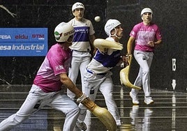 Laduche suelta la derecha ante la mirada del resto de protagonistas.