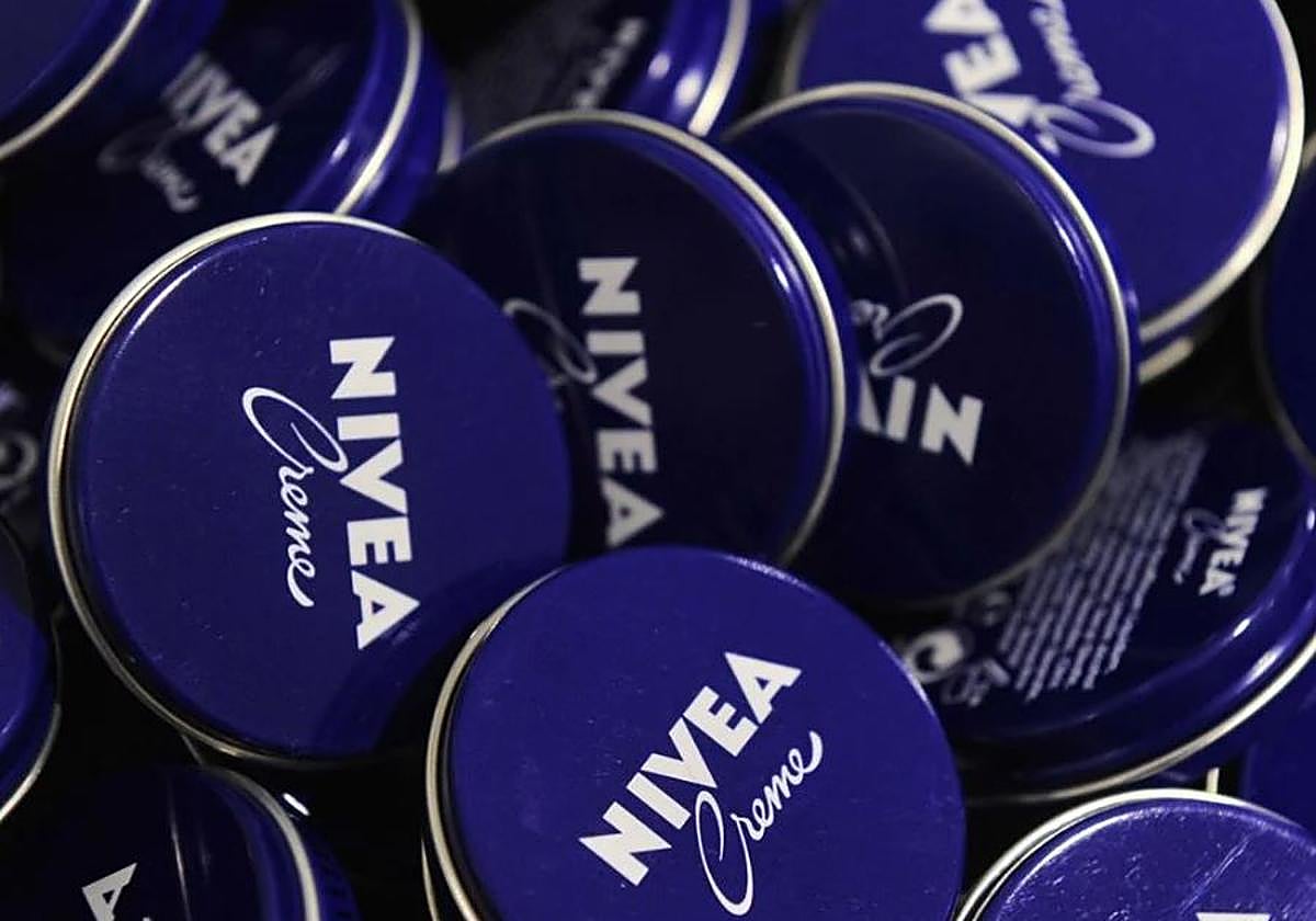 Los beneficios y los peligros de la Nivea de lata azul: «Algunas pueden dar reacción»