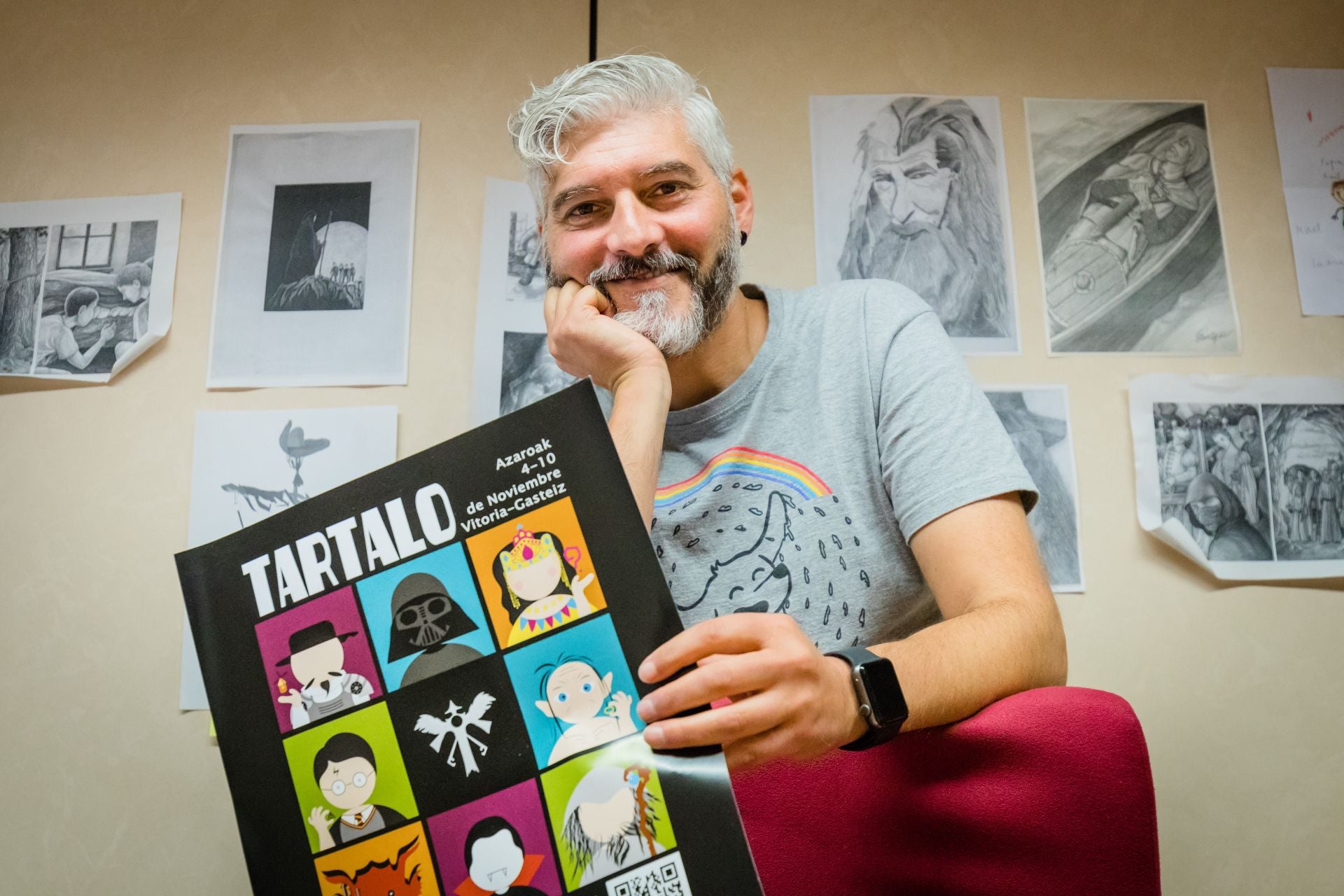 Raúl Montero posa con el cartel de este año.