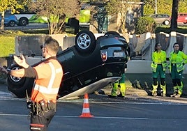 Un herido al salirse de la calzada un coche en la rotonda de Artaza