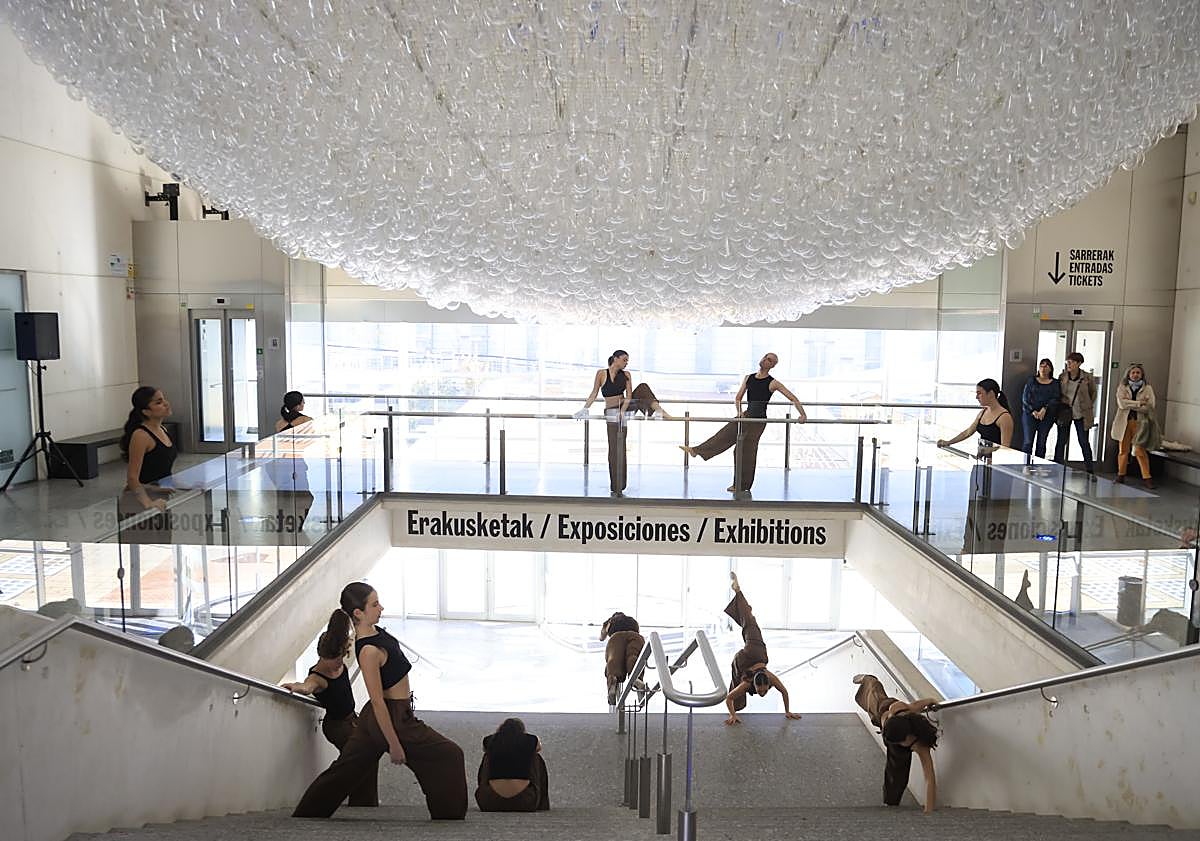 Imagen principal - Actos del arranque del festival Tartalo, con una coreografía del Conservatorio de Danza José Uruñuela y un encuentro entre Montero y Juaristi.