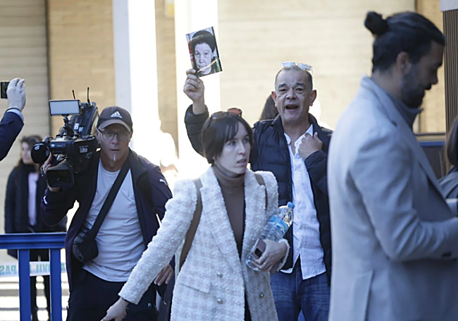 Juan José Monrabal se dirige a Maribel Vilaplana antes de entrar a declarar.