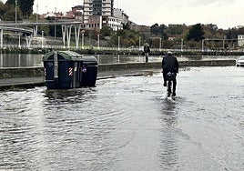 Desborde la ría este jueves en la isla de Zorrozaurre.