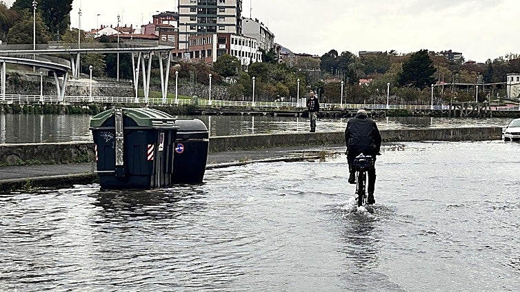 Desborde la ría este miércoles en la isla de Zorrozaurre.