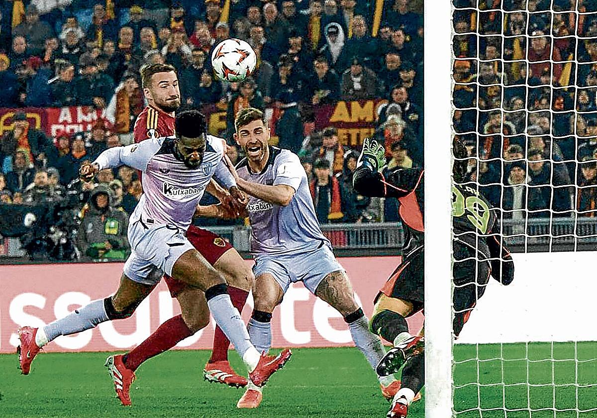 Iñaki Williams, ahora lesionado, marcó su último gol en Europa contra la Roma.