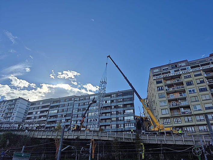 La compleja operación para encajar la estructura en el hueco entre edificios se ha llevado a cabo bajo un ámplio dispositivo técnico y medidas de seguridad.
