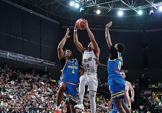 Pantzar busca la canasta del Peristeri en Miribilla.