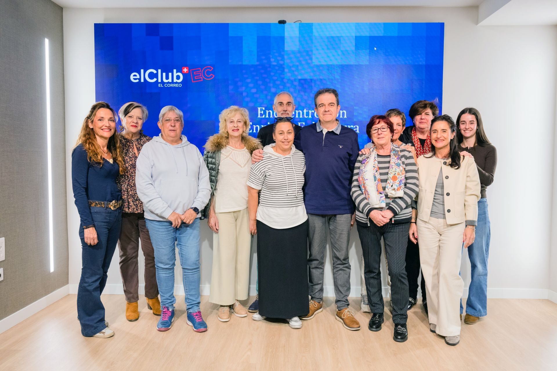 Suscriptoras de EL CORREO se retratan con Echezarra en la sala de eventos de EL CORREO.