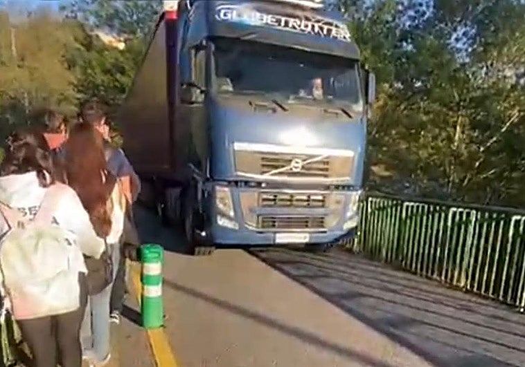 Los alumnos deben andar próximos a camiones en algunas partes del trayecto.