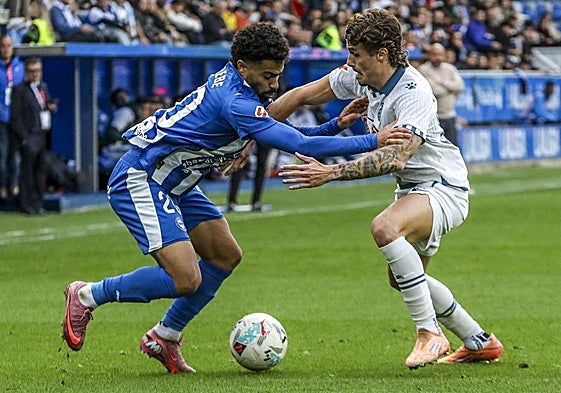 Calebe, cerca del gol ante el Espanyol, supera con el regate al defensa visitante Carlos Romero.