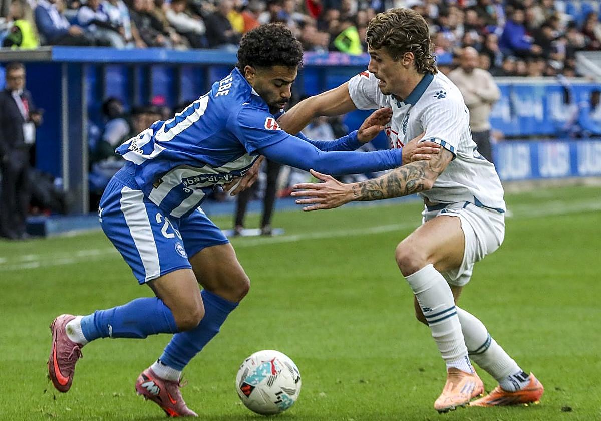 Calebe, cerca del gol ante el Espanyol, supera con el regate al defensa visitante Carlos Romero.
