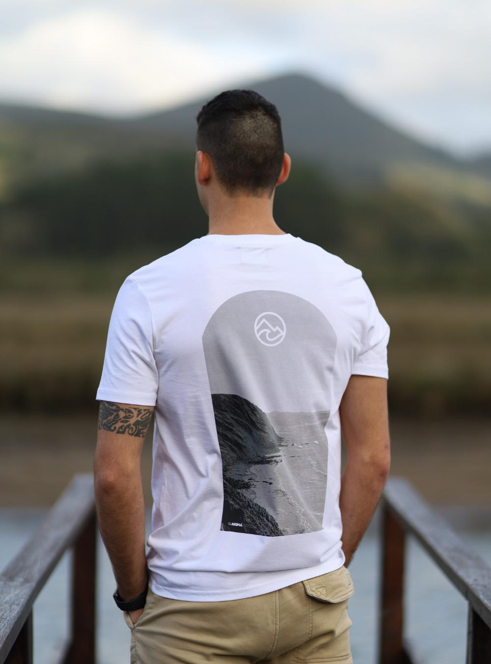 Unai, el joven de Elorrio que soñó con crear una marca y hoy la vende en su propia tienda