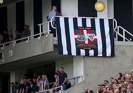 La razón por la que hay una ikurriña con un escudo del Athletic en Saint James Park