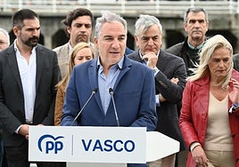 Bendodo, este martes en Bilbao rodeado de los dirigentes del PP en Euskadi.