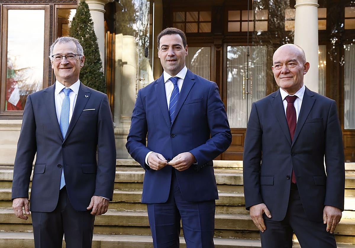 El rector de la UPV/EHU, Joxerramon Bengoetxea; el lehendakari, Imanol Pradales; y el consejero de Universidades, Juan Ignacio Pérez Iglesias, en una reunión en mayo.