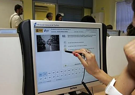 Cazados en Bilbao haciendo trampas en el examen del carné de conducir: móviles pegados al pecho y pinganillos