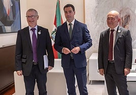 El lehendakari Pradales, con el rector Joxerramon Bengoetxea y ell consejero Juan Ignacio Pérez Iglesias.