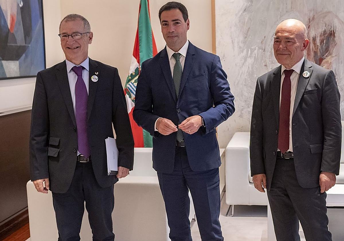 El lehendakari Pradales, con el rector Joxerramon Bengoetxea y ell consejero Juan Ignacio Pérez Iglesias.