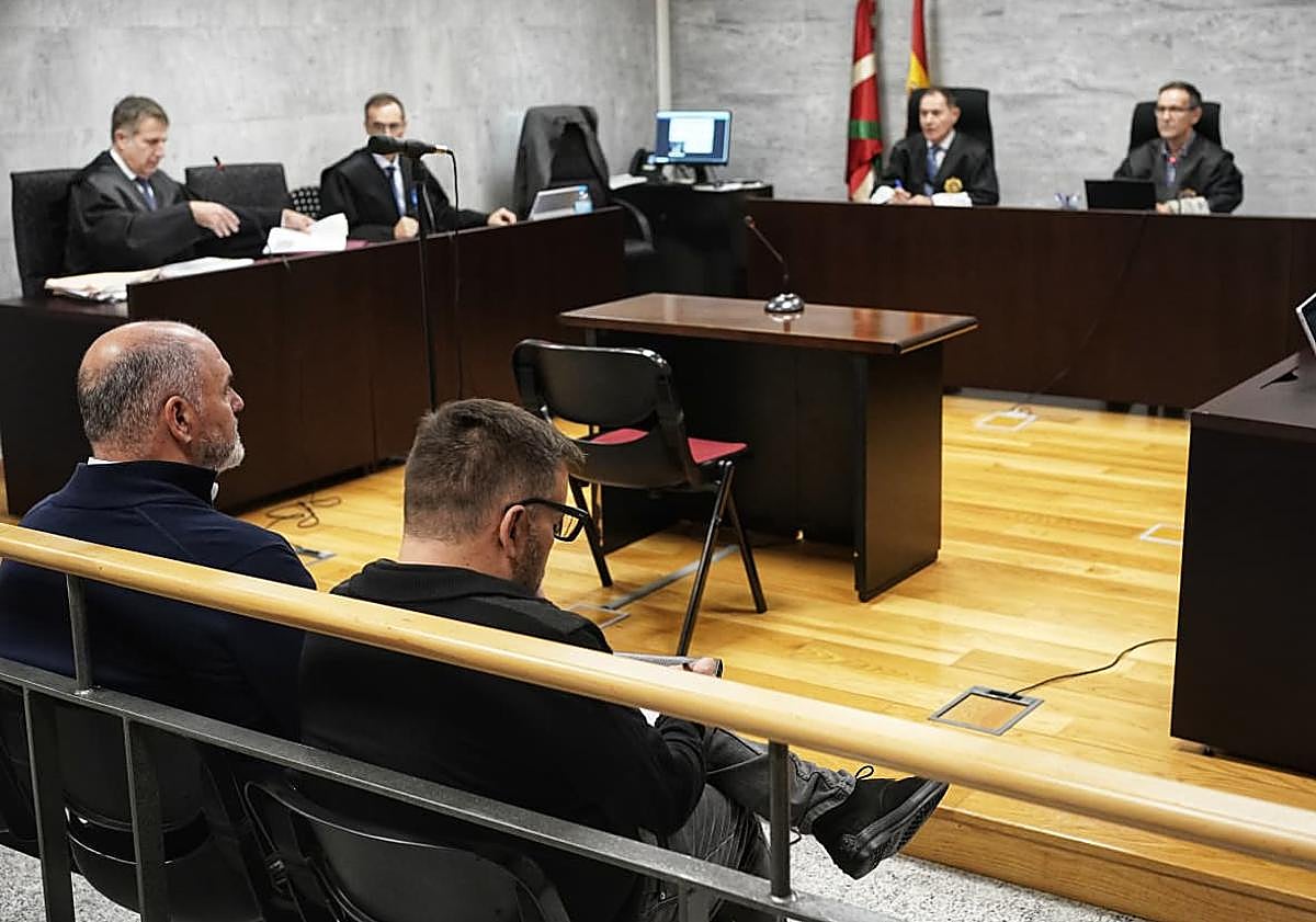 Imagen principal - Un grupo de mariachis recibe al exdirector vasco de Emergencias en el arranque del juicio por el &#039;caso DYA&#039;