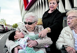 Sarita Estévez, rodeada de sus familiares más cercanos, en uno de los restaurantes de San Mamés con motivo de su cumpleaños.
