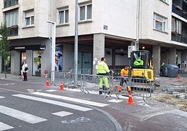 Los trabajos previos a la instalación del parque infantil de Navidad han comenzado en la calle Mayor.