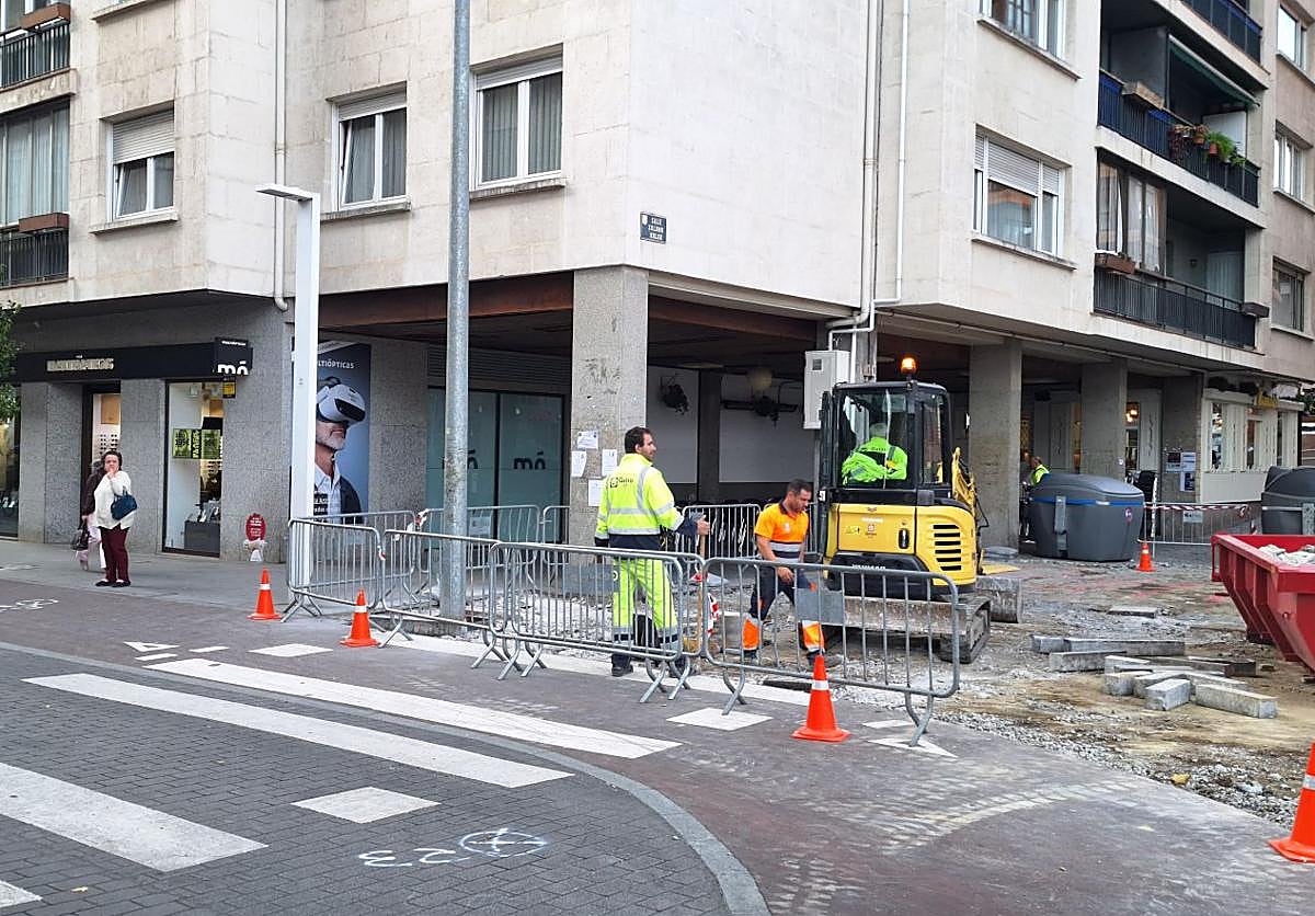 Los trabajos previos a la instalación del parque infantil de Navidad han comenzado en la calle Mayor.