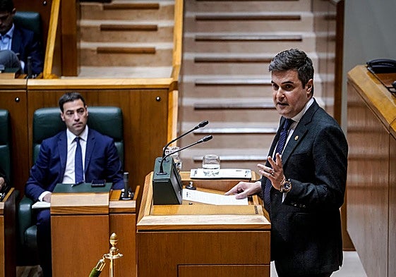 El consejero de industria, Mikel Jauregi, en una sesión del Parlamento vasco