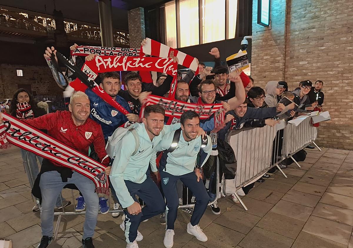 Imagen principal - Lekue y Laporte se fotografían con aficionados en el hotel de concentración del equipo. Abajo, Vivián. Y en la última, el aviso de las autoridades de Newcastle que prohíbe aparcar en Bigg Market, el punto de encuentro de los hinchas rojiblancos en la ciudad. 