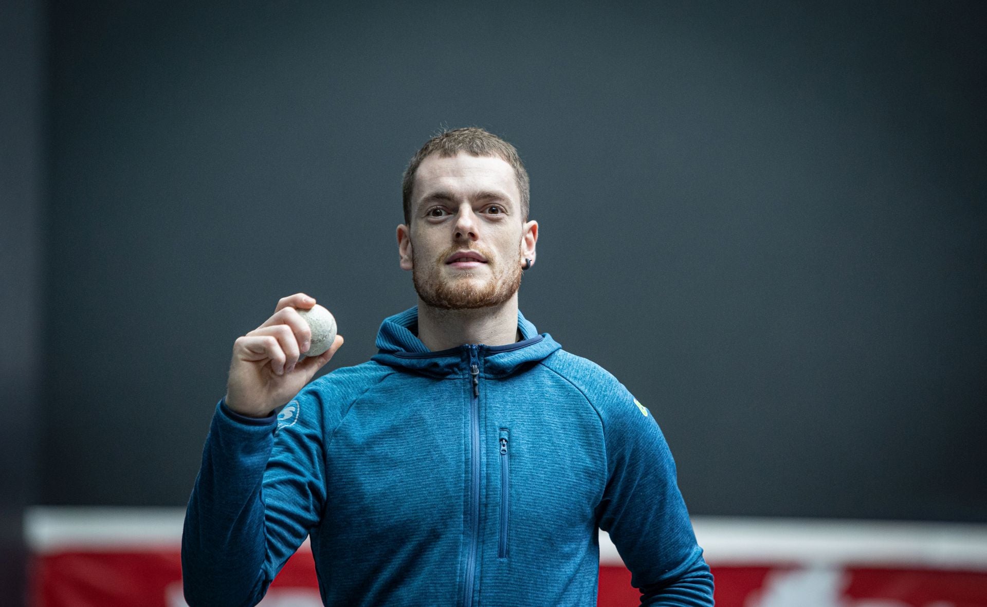 Unai Laso muestra una pelota en el frontón Bizkaia.
