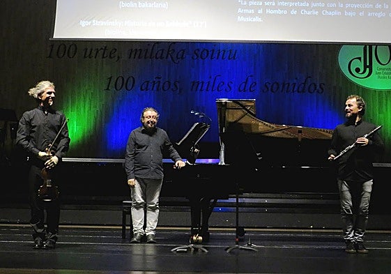Mario Pérez (violín), Francisco Escoda (piano) y Eduardo Raimundo (clarinete) saludando tras la suite de Milhaud.