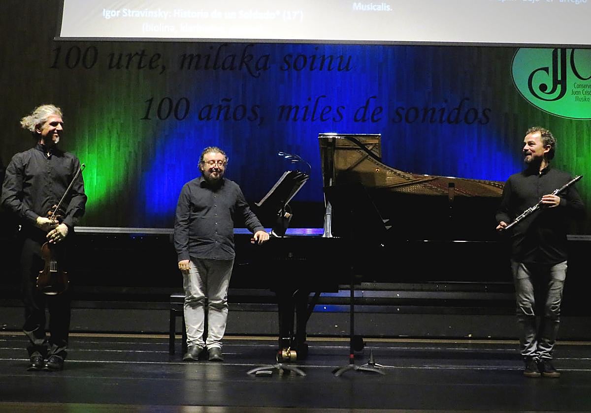 Mario Pérez (violín), Francisco Escoda (piano) y Eduardo Raimundo (clarinete) saludando tras la suite de Milhaud.