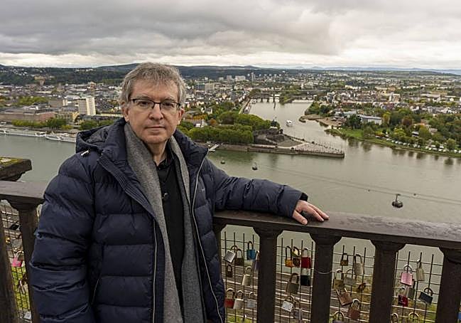 Santiago Posteguillo en la confluencia del Rin y el Mosela en Coblenza.