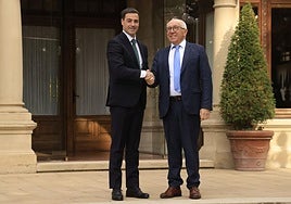El lehendakari, Imanol Pradales, ha recibido este martes al presidente de la Mancomunidad de Iparralde, Jean-René Etchegaray.