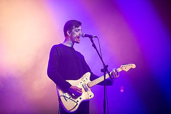Max Sullivan, voz y guitarra del cuarteto ganador Reeler en directo.