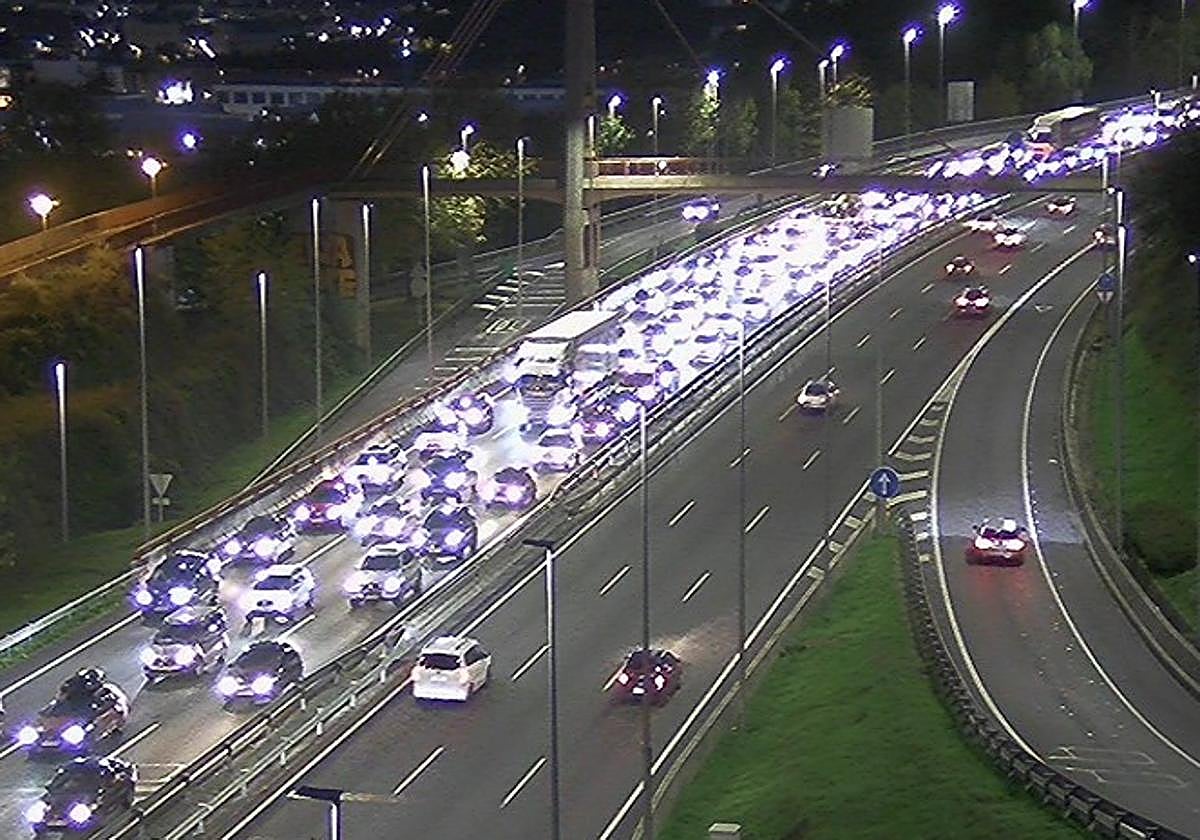 El Txorierri recobra la normalidad tras un accidente entre dos turismos y una moto